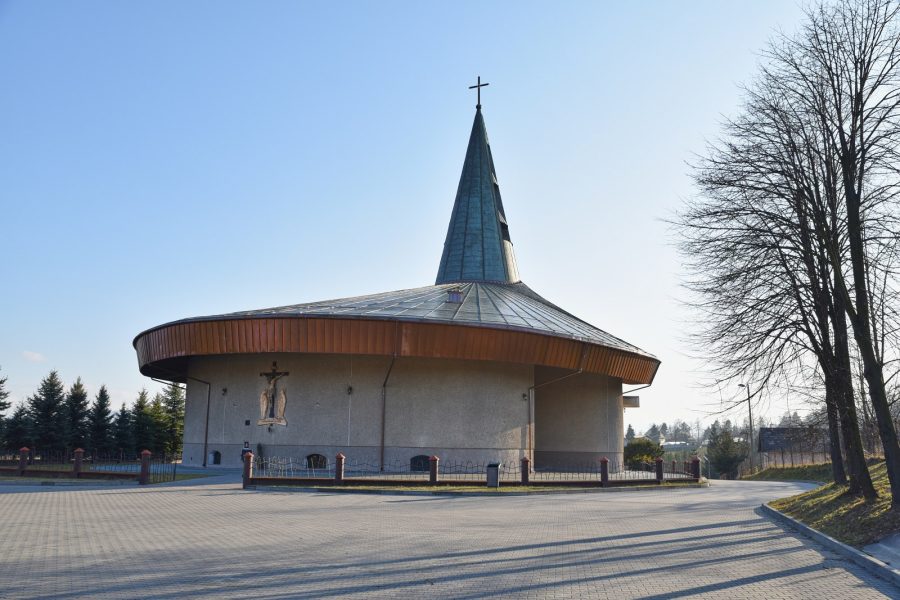 Brzezna – kościół parafialny z zewnątrz