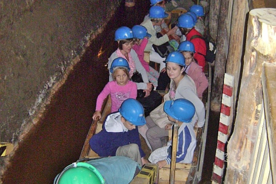 Wyjazd dzieci biorących udział w jasełkach do kopalni, Kościół Podwyższenia Krzyża Świętego na Strzygańcu