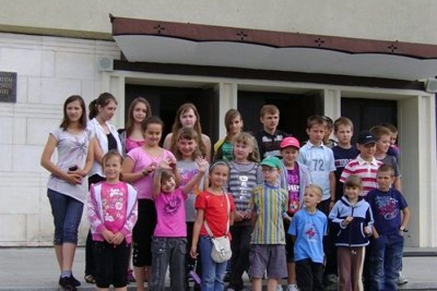 Wyjazd dzieci biorących udział w jasełkach do Sandomierza i Baranowa, , Kościół Podwyższenia Krzyża Świętego na Strzygańcu
