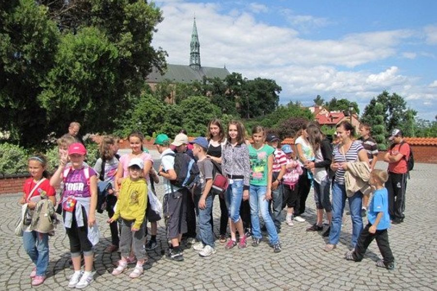 Wyjazd dzieci biorących udział w jasełkach do Sandomierza i Baranowa, , Kościół Podwyższenia Krzyża Świętego na Strzygańcu